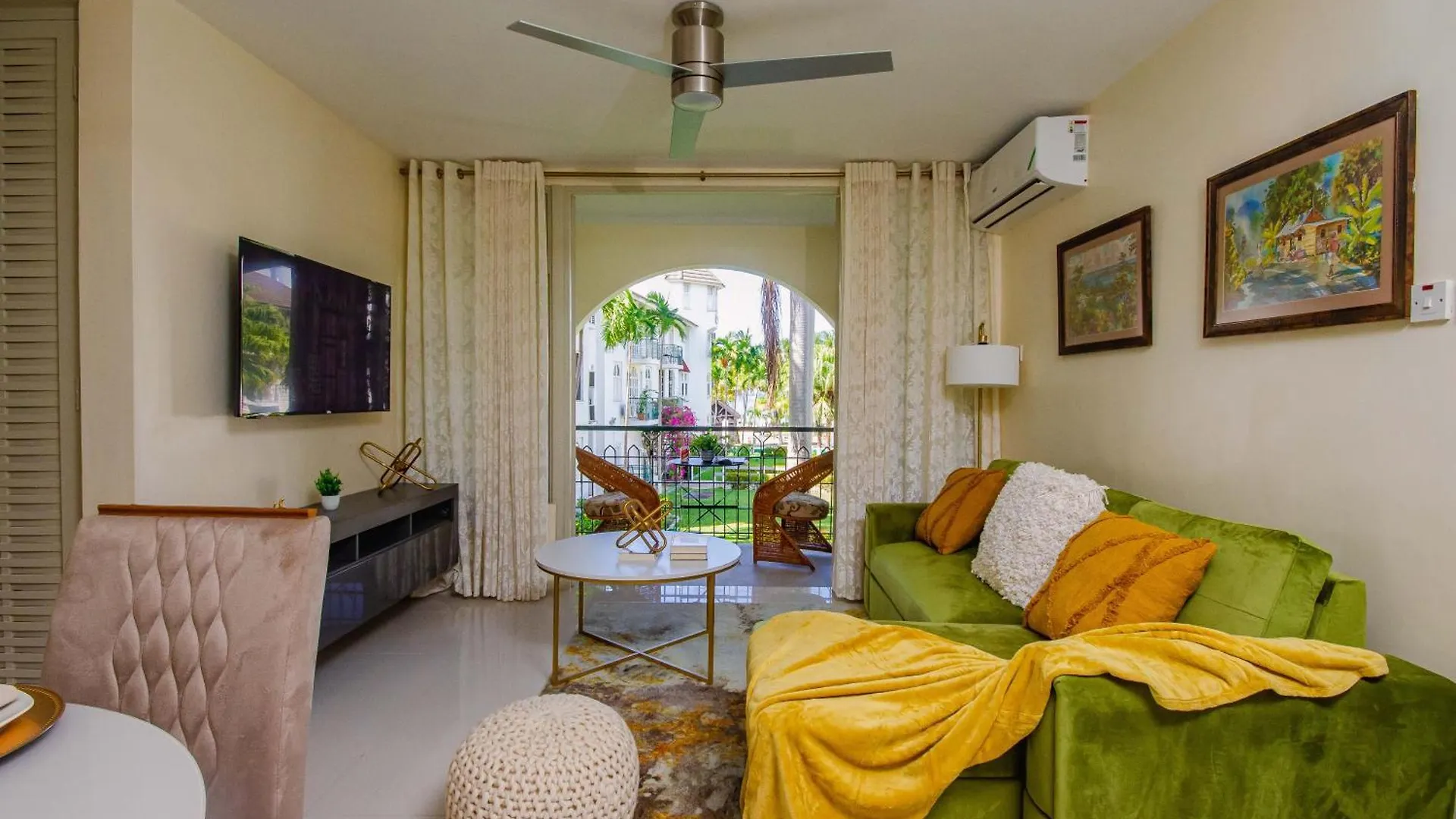 Lägenhet Heart Of Ocho Rios-Free Beach Acess-King Bed-Pool-100Mbps