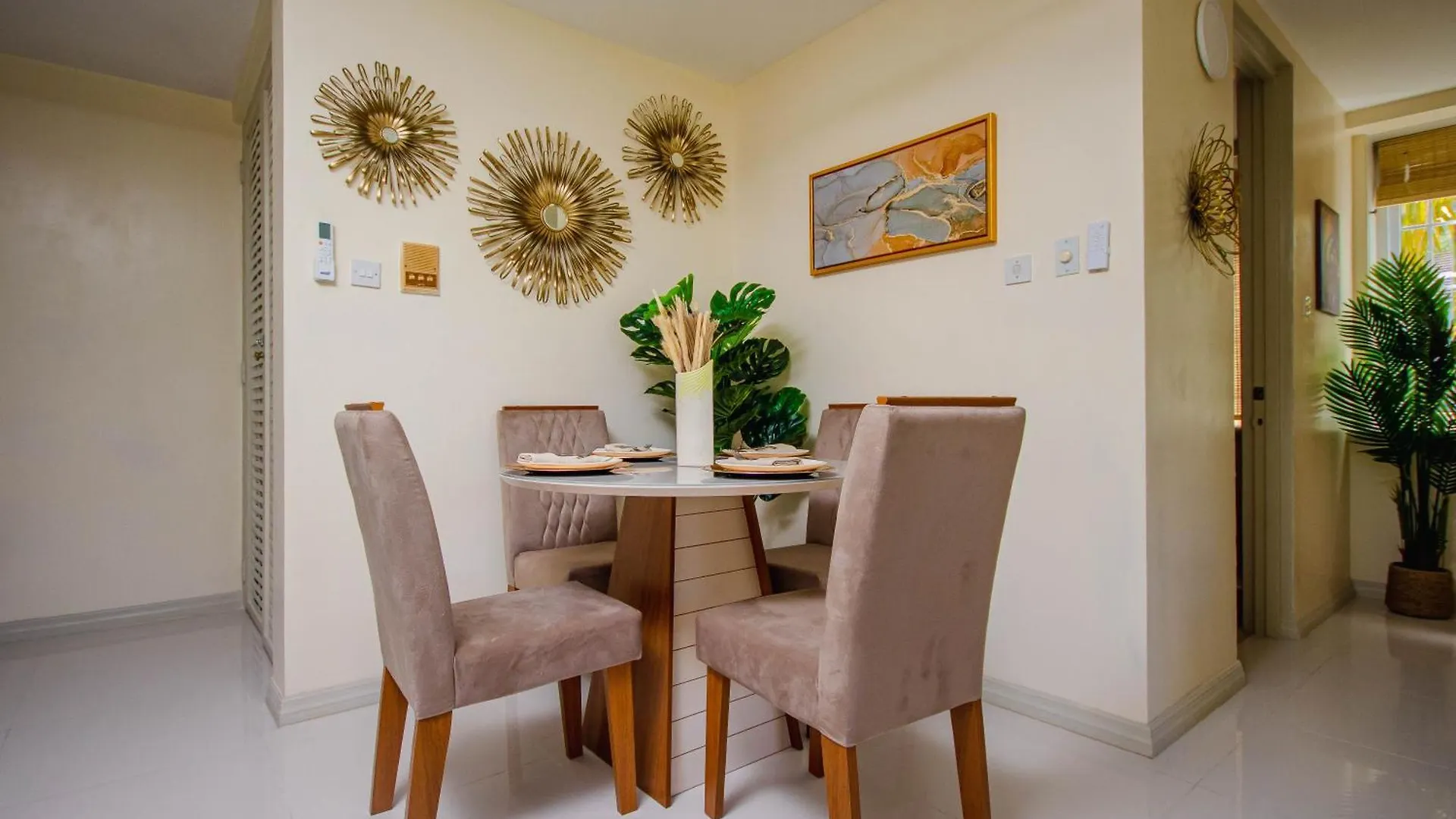 Heart Of Ocho Rios-Free Beach Acess-King Bed-Pool-Free Parking-Gated Complex-Free Wifi 100Mbps דירה